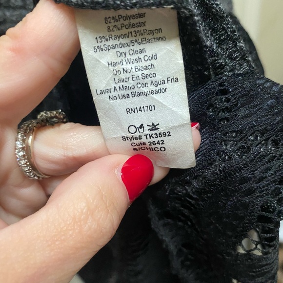 Open shoulder long sleeve tunic with lace detail - Picture 4 of 4